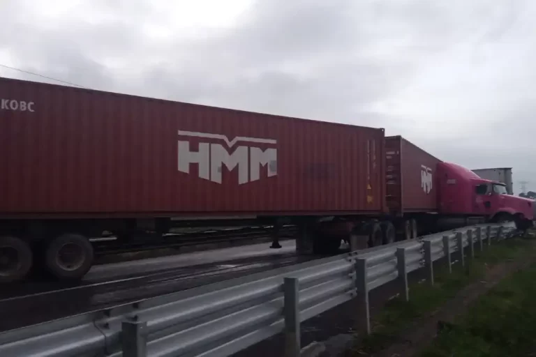 Accidente de tráiler paraliza la autopista Toluca-Atlacomulco y provoca caos vial.