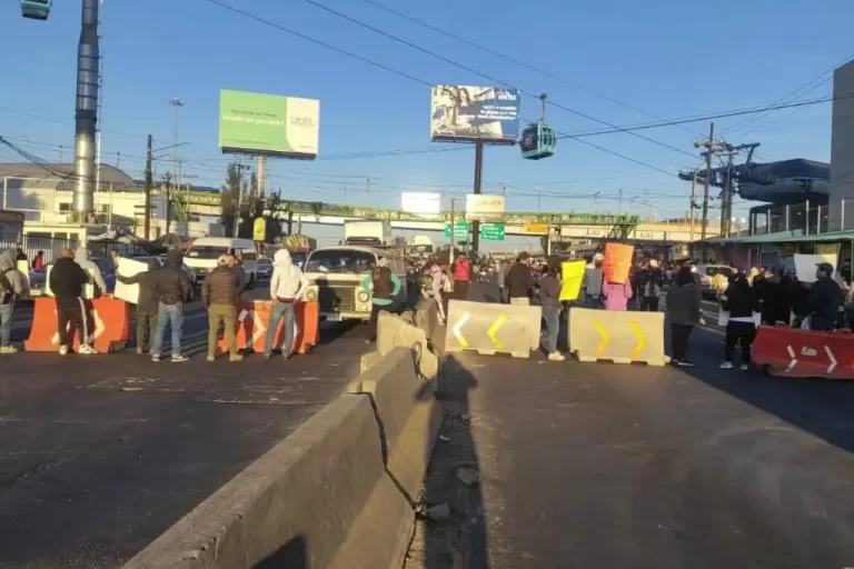 La mañana de este lunes 27 de octubre, un grupo de piperos, trabajadores de purificadoras y vecinos desataron una serie de bloqueos en importantes vialidades que conectan la Ciudad de México con el Estado de México.