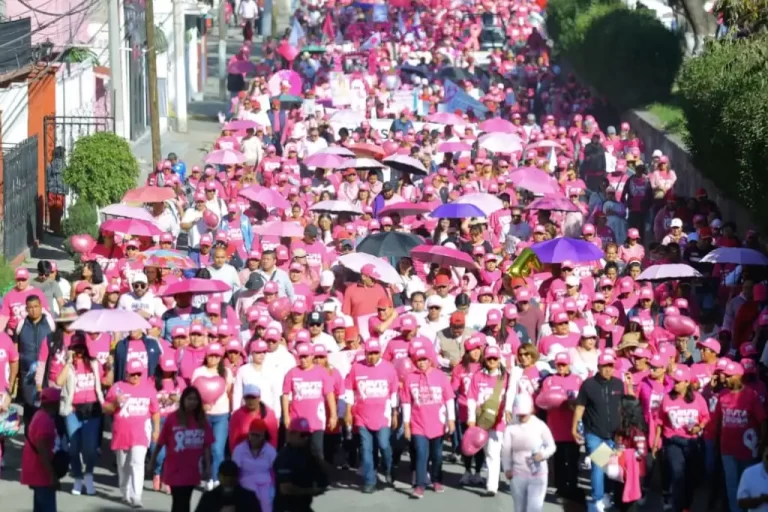 Ecatepec se tiñe de rosa: más de 3 mil personas participan en la Caminata Estatal contra el cáncer de mama.