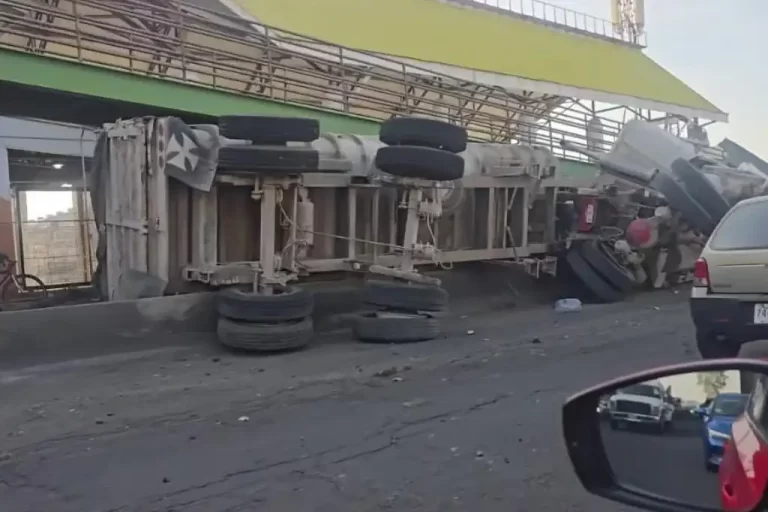 Un tráiler que transportaba aproximadamente cinco toneladas de arena volcó la mañana de este martes sobre la avenida Carlos Hank González, conocida como avenida Central, en el municipio de Ecatepec, Estado de México.