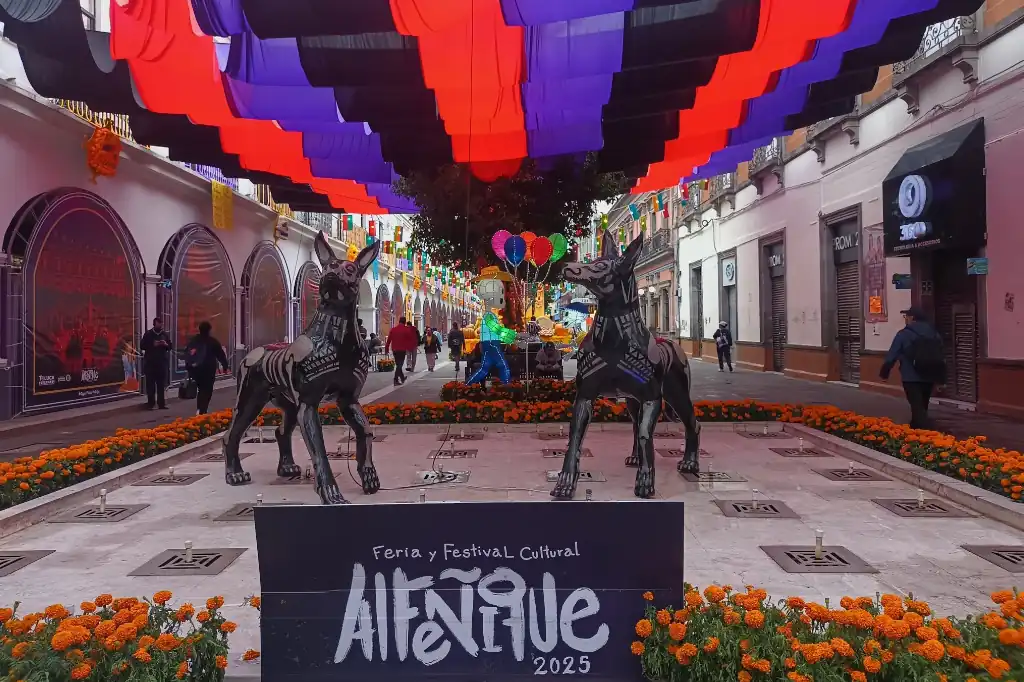 Toluca se viste de color, sabor y tradición con la edición 56 de la Feria del Alfeñique 2025, una celebración que este año amplía sus atractivos con un recorrido gastronómico, figuras monumentales, iluminación artística y una variada cartelera musical gratuita.