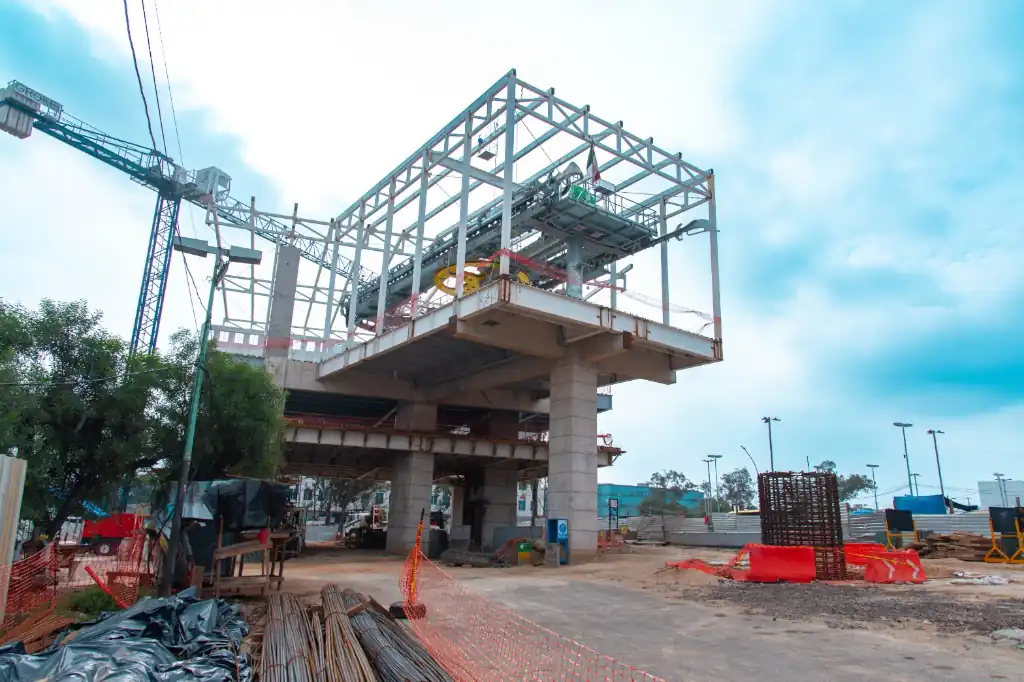 La construcción de la Línea 3 del Mexicable en Naucalpan avanza a paso firme y ya registra un progreso del 52 por ciento, informó Juan Manuel Carrillo Baena, arquitecto residente de la obra en la Estación El Molinito.