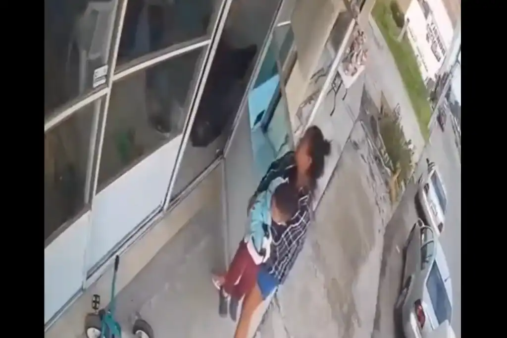 El aparente secuestro de dos menores en el municipio de Ixtlahuaca, Estado de México, desató preocupación y enojo en redes sociales luego de que circulara un video donde se observa a una niña y un niño siendo sustraídos a plena luz del día.