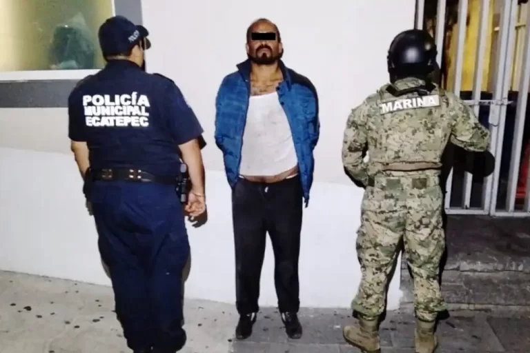 Detienen a hombre que intentó incendiar unidad del Mexibús Rosa en Ecatepec.