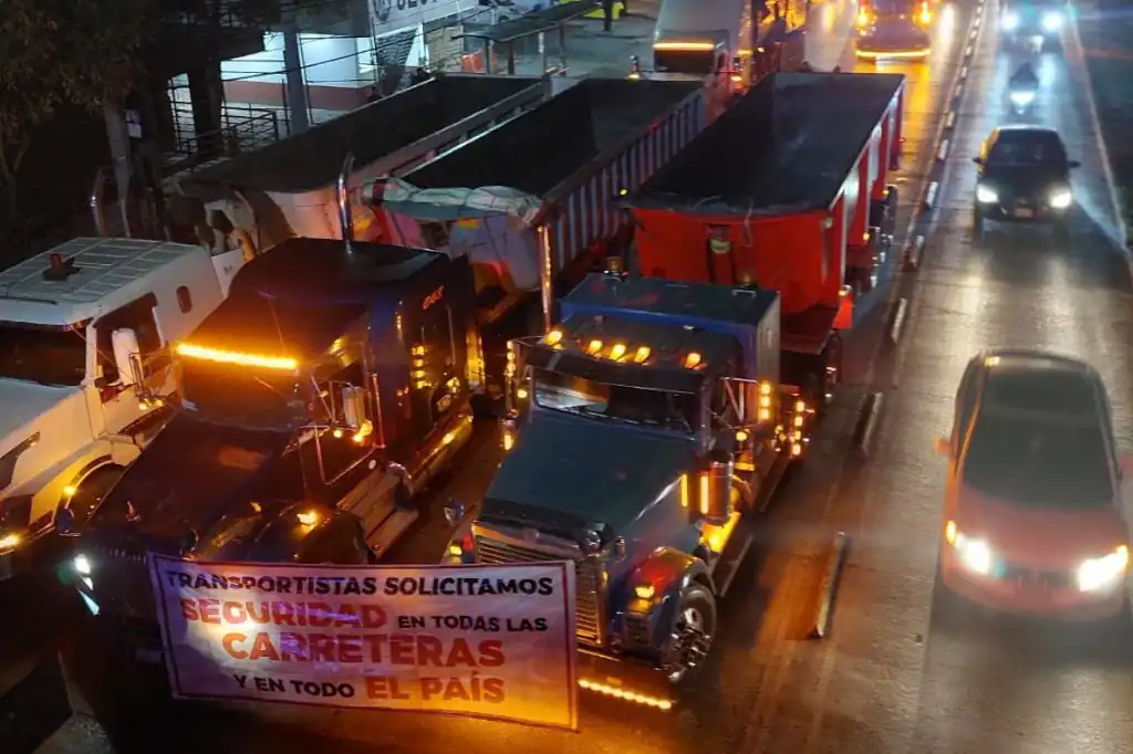 Productores y transportistas realizan bloqueos carreteros en Edomex; crecen las afectaciones viales.