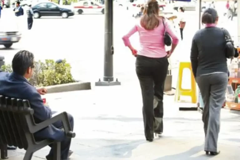 El acoso sexual en las calles del Estado de México continúa siendo una realidad persistente y, pese a estar tipificado como delito, las denuncias siguen siendo escasas.