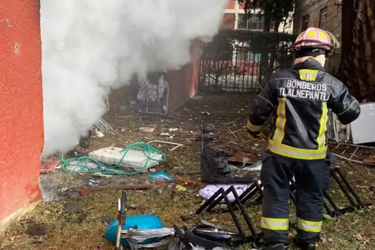 Una fuerte explosión por acumulación de gas al interior de un departamento en la Unidad Habitacional Tlalcalli, en Tlalnepantla, provocó alarma la mañana de este martes, dejando como saldo una persona lesionada de gravedad y cuantiosos daños materiales.