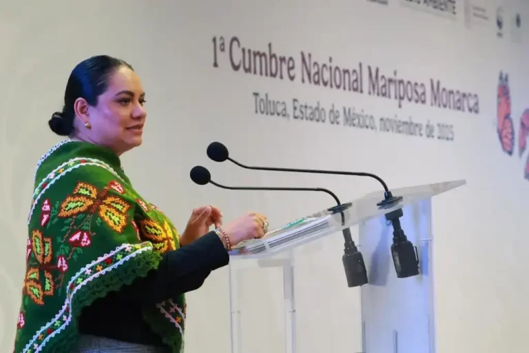 Inauguran la Primera Cumbre Nacional Mariposa Monarca en Toluca.