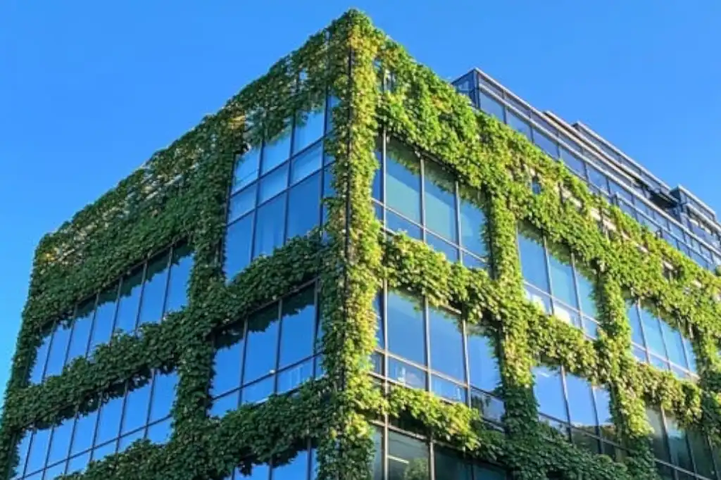 De acuerdo con Daniel Madariaga Barrilado, el Green Building representa una respuesta concreta a los desafíos ambientales actuales.