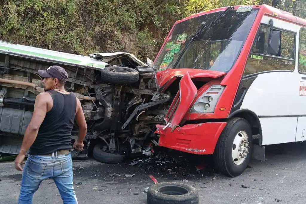 Choque frontal en carretera a Chalma deja dos muertos y 15 heridos.