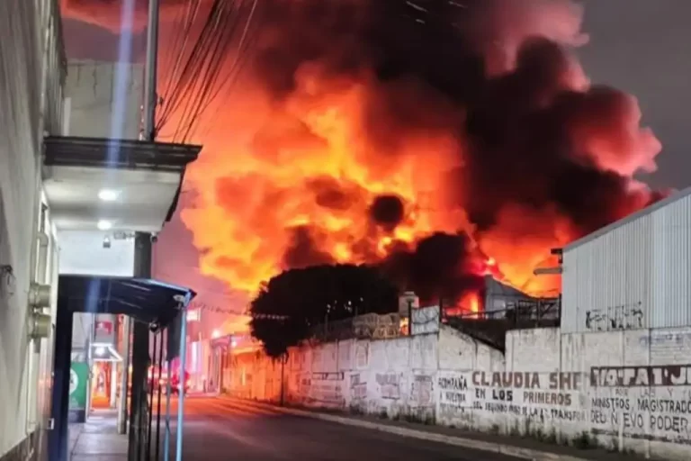 Incendio en fábrica textil desata caos en Ixtapaluca.