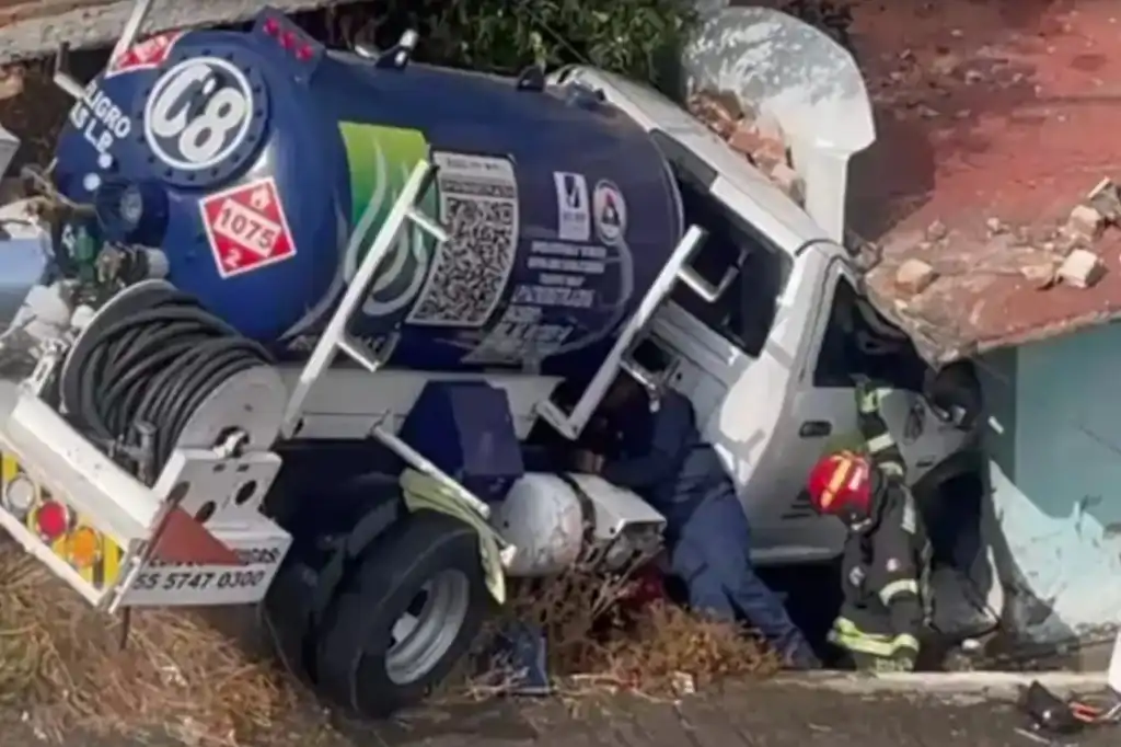 Pipa de gas pierde el control y se impacta contra dos casas en Naucalpan.