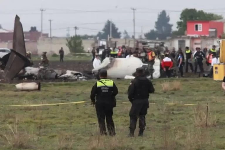 Video revela el momento exacto del impacto de avioneta en Toluca.