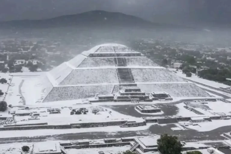 Granizada cubre de blanco Teotihuacán y deja daños materiales en la región.