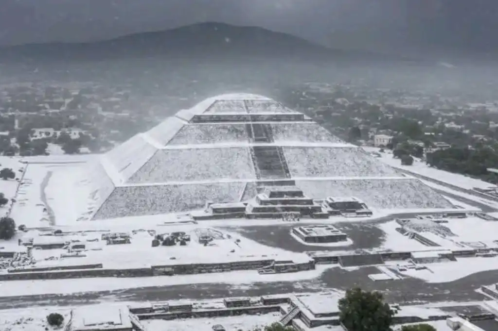 Granizada cubre de blanco Teotihuacán y deja daños materiales en la región.
