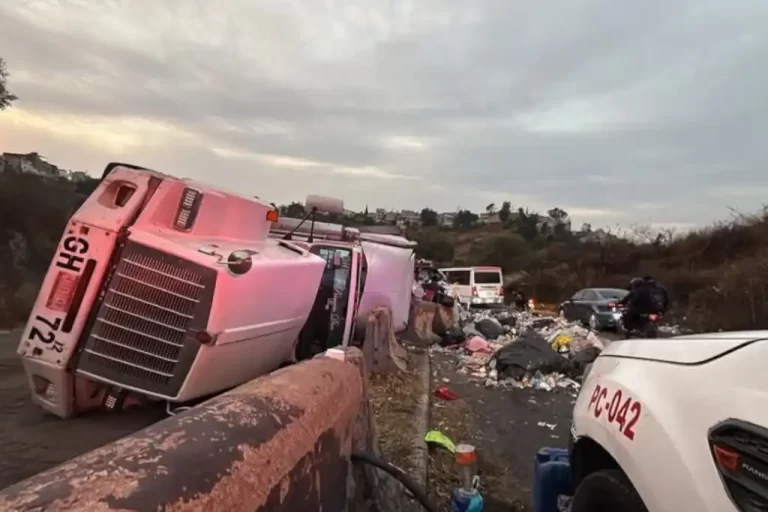 Tráiler de basura vuelca en Nicolás Romero y provocó caos vial.