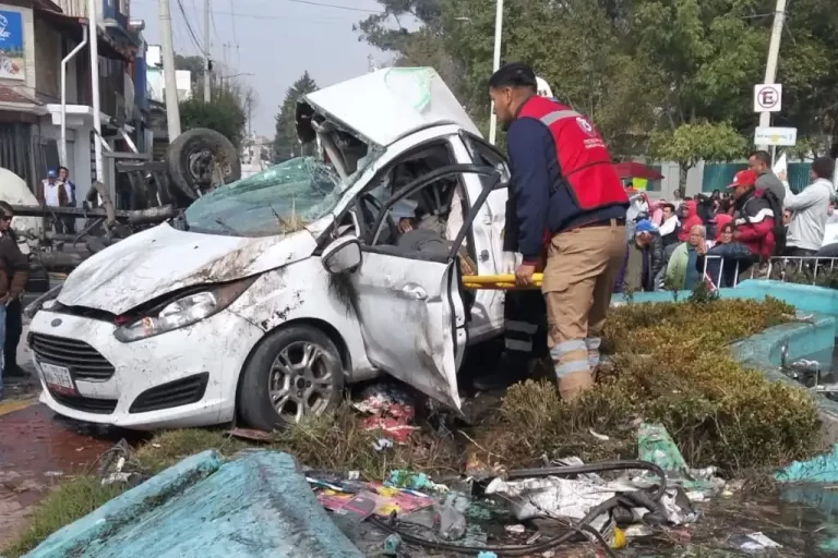 Revolvedora sin frenos choca y vuelca en Almoloya de Juárez; hay dos heridos