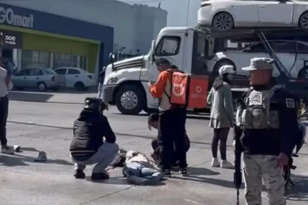 Motociclista muere tras ser arrollado por camión de la Guardia Nacional en Ecatepec.