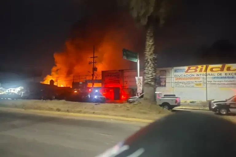 Incendio en Central de Abasto de Ixtapaluca deja daños materiales