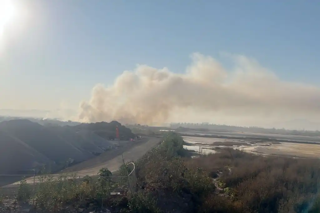 Incendio en Nezahualcóyotl agrava la contingencia ambiental; humo alcanza la CDMX