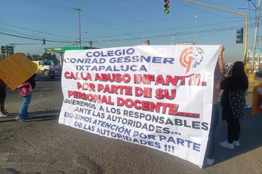 Padres denuncian presuntos abusos y violencia en colegio de Ixtapaluca; bloquean la México–Puebla