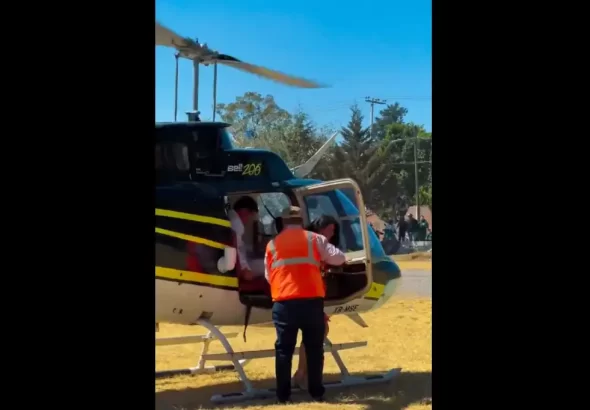 Alcalde de Chiconcuac llega en helicóptero a carnaval y desata críticas por presunto despilfarro