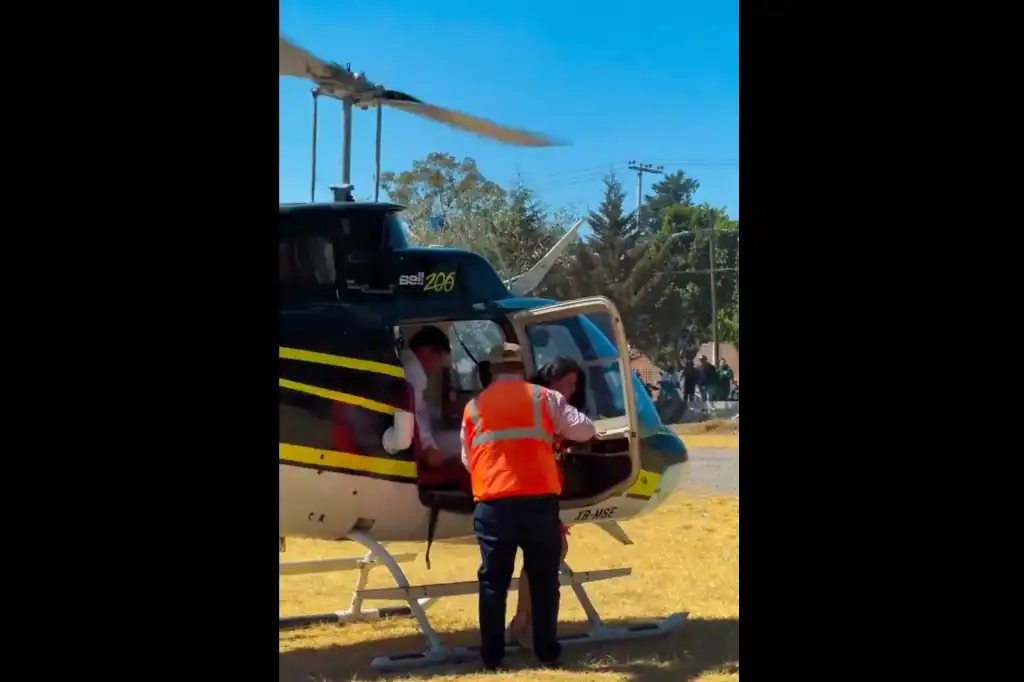 Alcalde de Chiconcuac llega en helicóptero a carnaval y desata críticas por presunto despilfarro