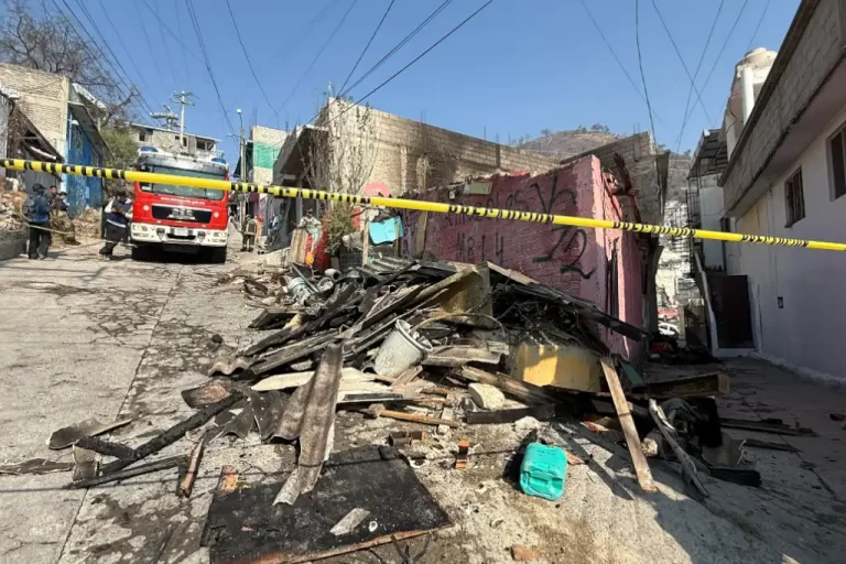 Trágico incendio en Tlalnepantla deja a madre e hijo sin vida