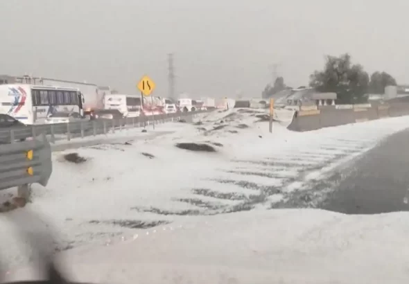 Granizada paraliza la autopista México–Pachuca y deja vehículos varados en Tecámac