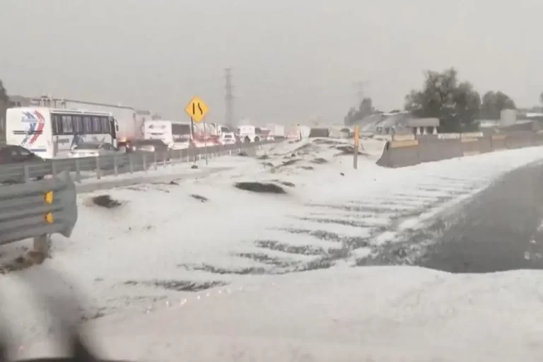 Granizada paraliza la autopista México–Pachuca y deja vehículos varados en Tecámac