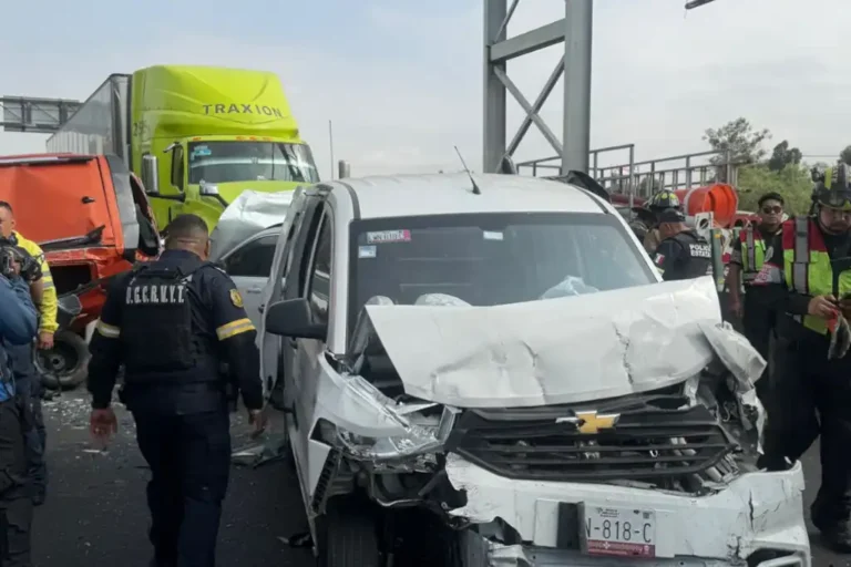 Carambola en el Circuito Exterior Mexiquense deja un muerto y 13 heridos
