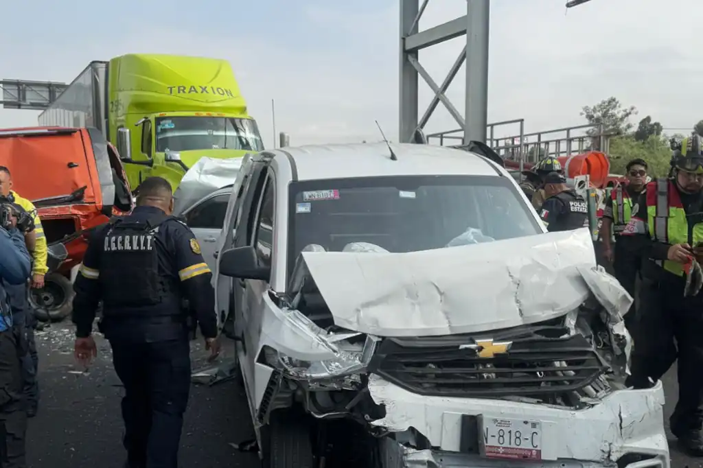 Carambola en el Circuito Exterior Mexiquense deja un muerto y 13 heridos