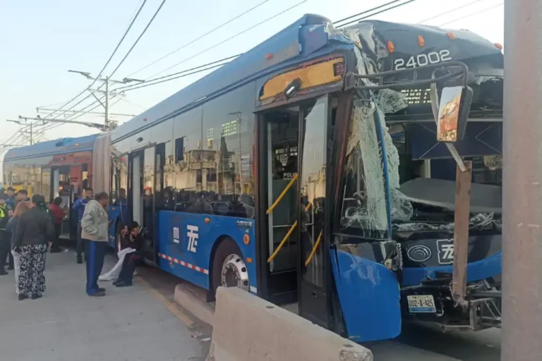 Choque de trolebús elevado en Chalco deja al menos 20 heridos