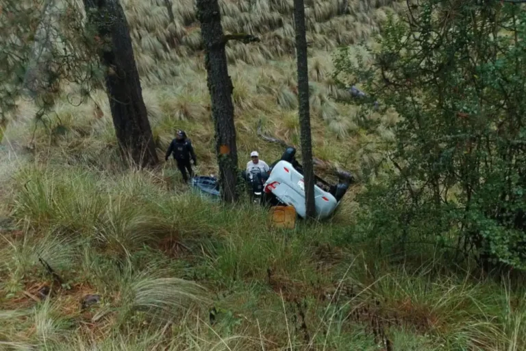 Volcadura en carretera de Amecameca deja dos estudiantes muertos