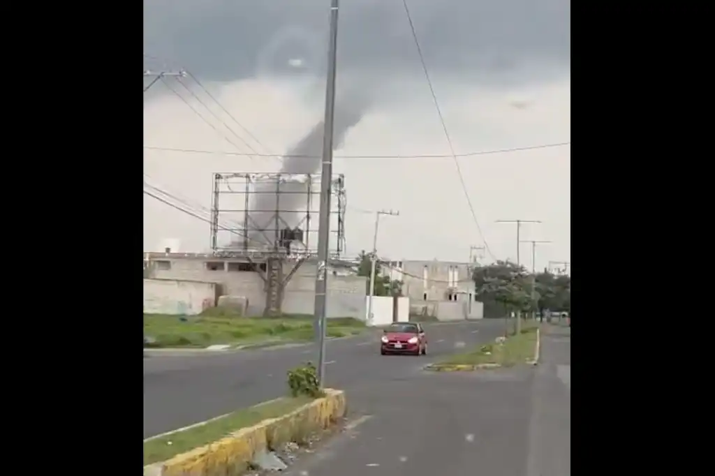 "Cola de agua" y granizada afectan vialidades y viviendas en el Estado de México