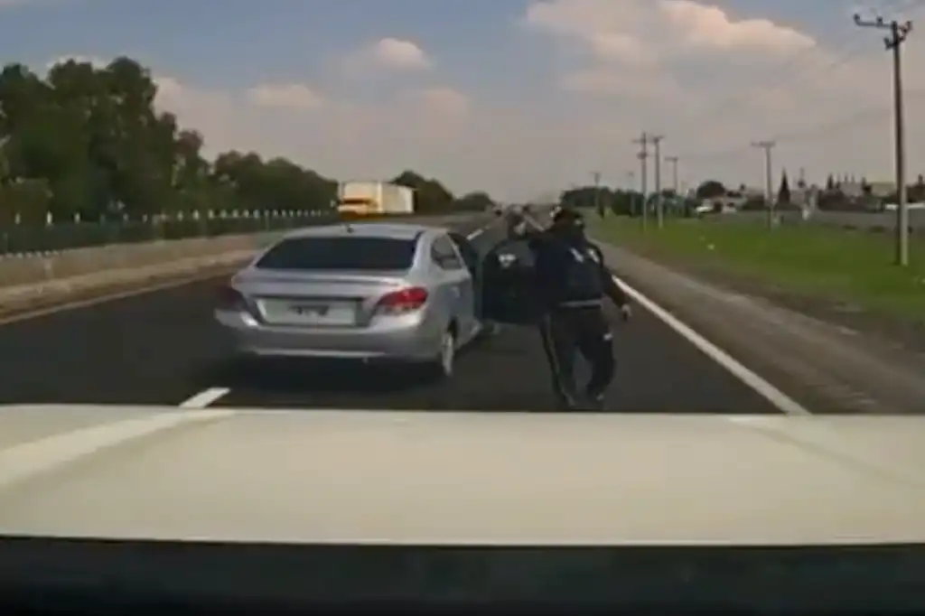 Comando armado roba camioneta de carga tras salir del AIFA en Tecámac