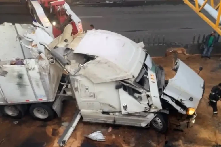 Vuelca tráiler y colapsa avenida Alfredo del Mazo en Toluca