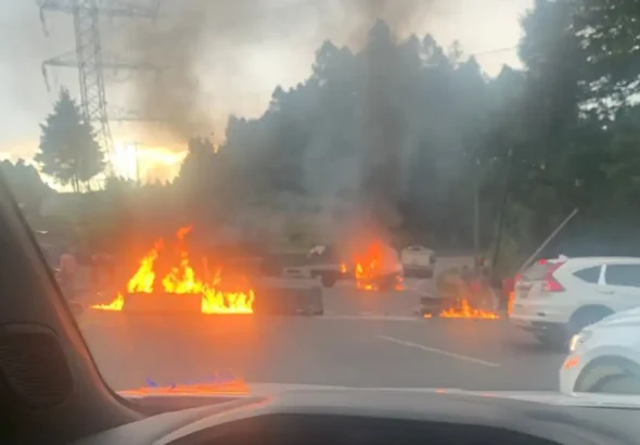 Comuneros de Ocoyoacac incendian vehículos de talamontes y bloquean la México-Toluca