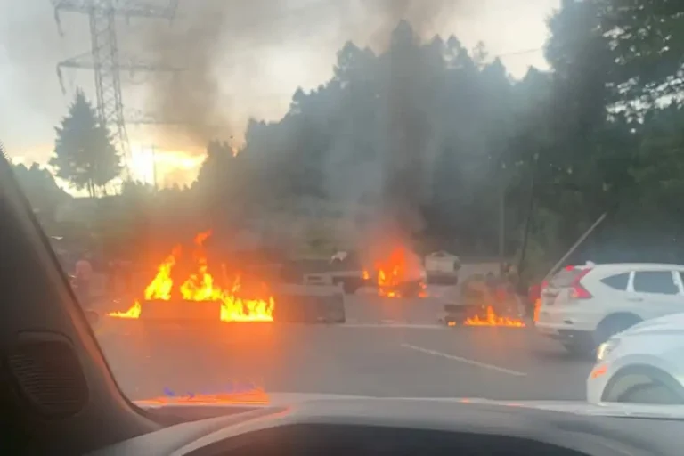 Comuneros de Ocoyoacac incendian vehículos de talamontes y bloquean la México-Toluca