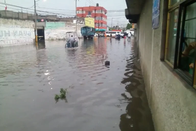 Lluvias inundan Los Reyes La Paz; vecinos exigen censo de daños