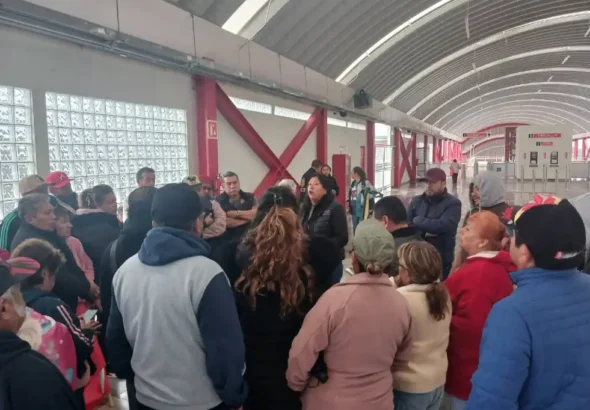 Protestan en estación del Tren Suburbano al AIFA por pagos pendientes para 50 casas
