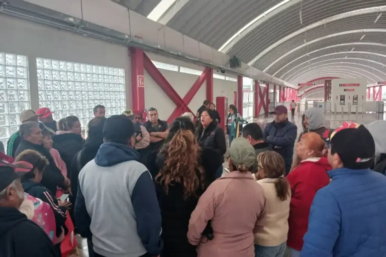 Protestan en estación del Tren Suburbano al AIFA por pagos pendientes para 50 casas