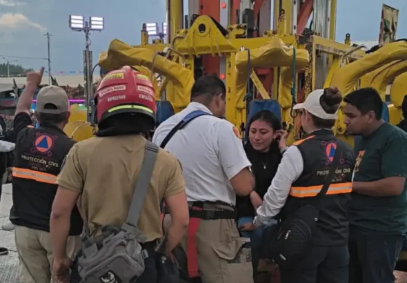 Rescatan a 12 personas tras falla en juego mecánico de la Feria de Chalco