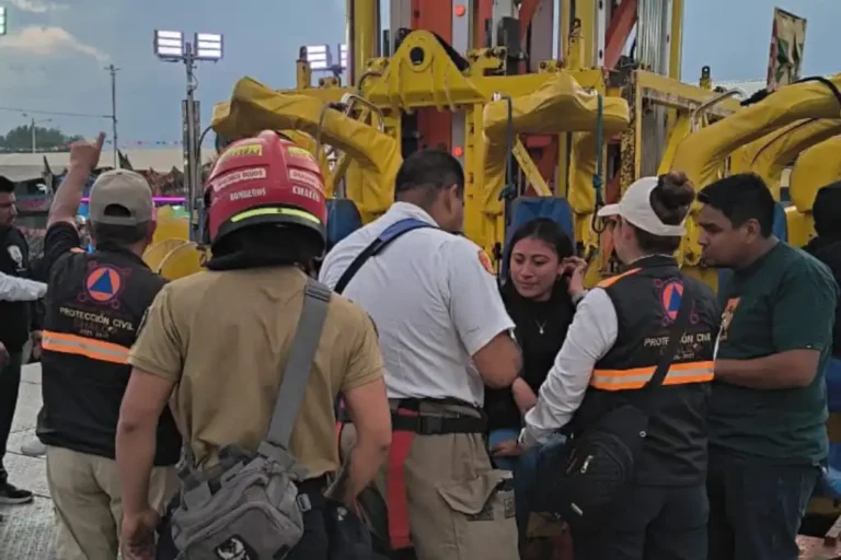 Rescatan a 12 personas tras falla en juego mecánico de la Feria de Chalco