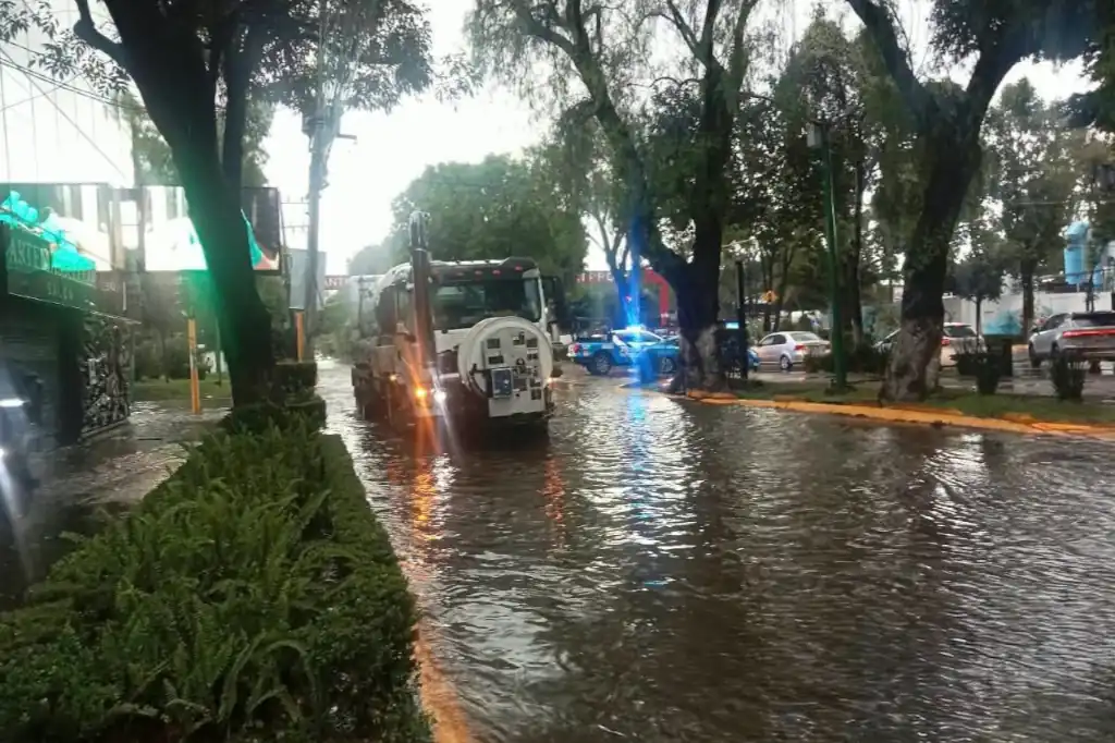 Tlalnepantla y Atizapán enfrentan inundaciones tras fuerte tormenta