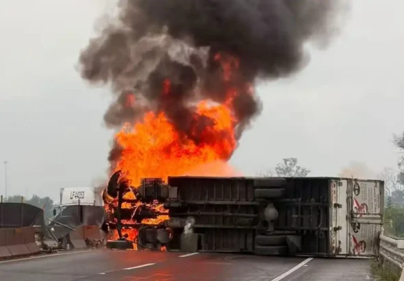 Volcadura e incendio de tráiler colapsan el Circuito Exterior Mexiquense