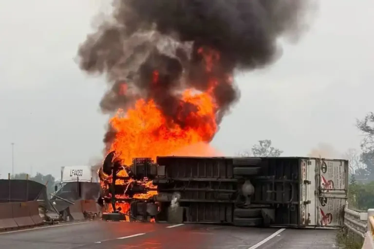Volcadura e incendio de tráiler colapsan el Circuito Exterior Mexiquense