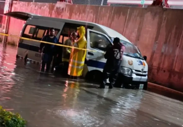 Seis personas mueren tras quedar atrapadas en una combi durante inundación en Tultitlán