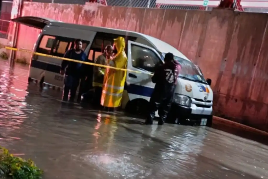 Seis personas mueren tras quedar atrapadas en una combi durante inundación en Tultitlán