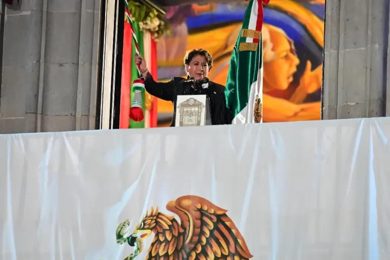 Delfina Gómez encabeza el Grito de Independencia ante 30 mil mexiquenses